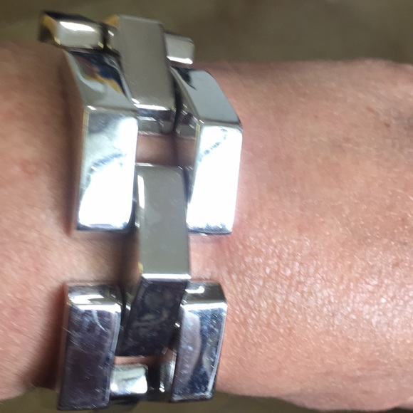 gorgeous silvertone bracelet 7 1/2” long, - Picture 2 of 4